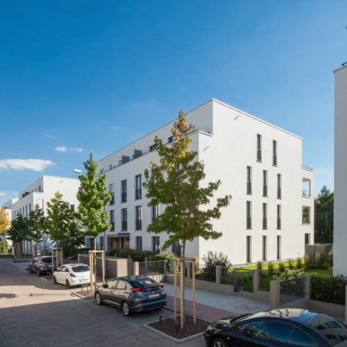 Seitenansicht 3 mehrerer weißer Mehrfamilienhäuser im Mertonviertel Frankfurt