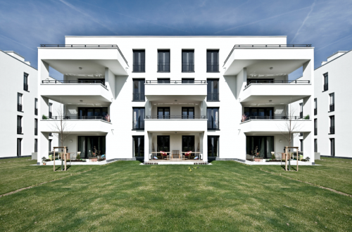 Frontale Rückansicht von weißen Mehrfamilienhäusern im Mertonviertel Frankfurt