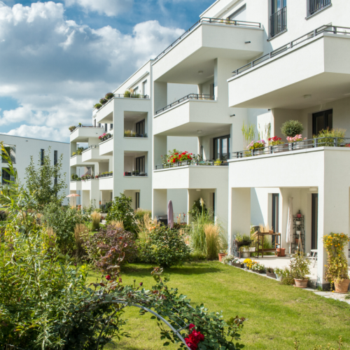 Seitliche Rückansicht mit Garten, Terrassen und Balkonen auf Mehrfamilienhäuser im Mertonviertel Frankfurt