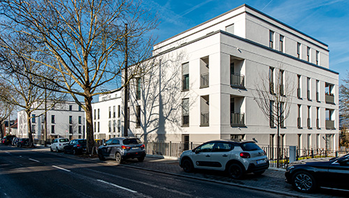 Mehrstöckige Wohnhäuser an Straße Bierstadt Wiesbaden