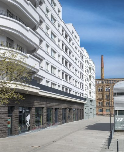 Mehrstöckige Wohnhäuser mit Balkonen und Ladengeschäft