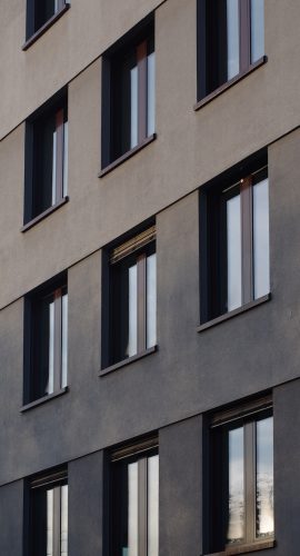 Projekte_Slider_Gallery_Lokschuppen_1 Fenster auf grauer Fassade