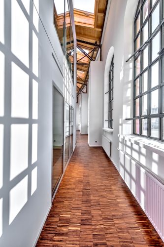 Projekte_Slider_Gallery_Lokschuppen_14 Flur mit Parkettboden und hohen Sprossenfenstern