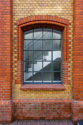 Fenster mit verklinkerter Mauer